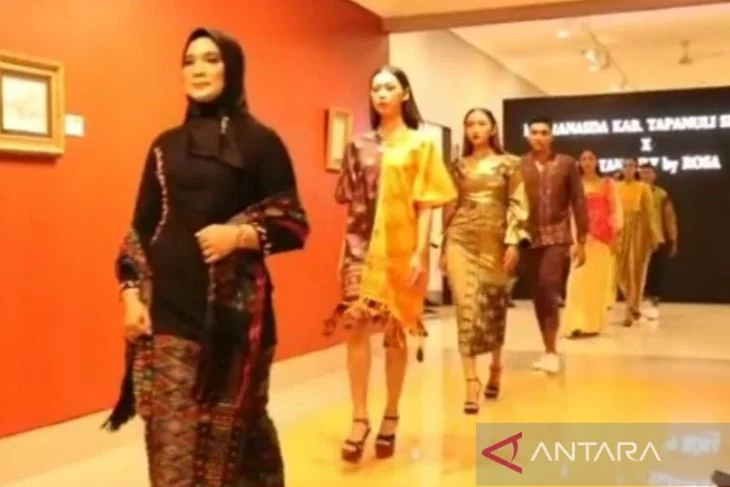 Bupati Tapsel bangga Tenun Sipirok tampil di Bali Internasional Fashion Week 2022 - ANTARA News Sumatera Utara