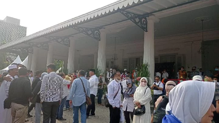 Perpisahan Anies Baswedan di Balai Kota, Warga Tangerang hingga Bekasi Juga Datang