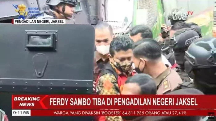 Ferdy Sambo Tiba di Pengadilan Negeri Jakarta Selatan: Kenakan Batik dan Bawa Buku Merah Hitam