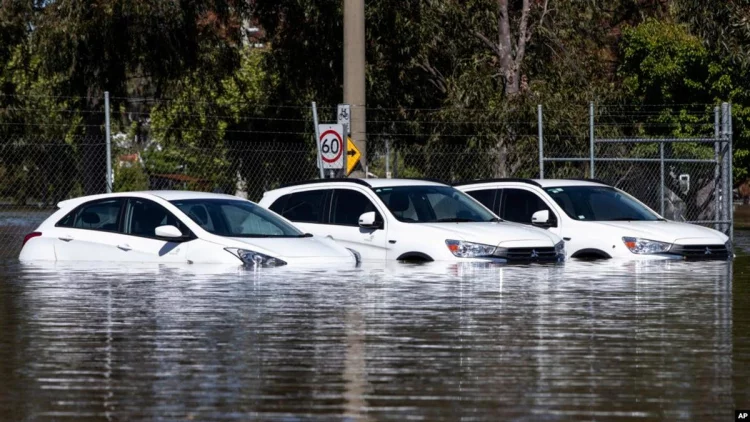 Berhadapan dengan Banjir saat Mengendarai Mobil, Terjang atau Putar Balik?