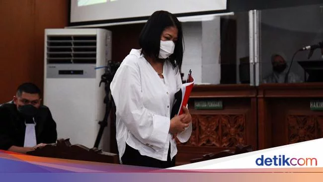 Pengacara Bantah Putri Candrawathi Bercanda di Sidang: Itu Respons Spontan