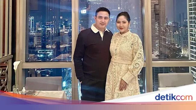 7 Potret Mesra Ricky Subagja dan Istri yang Lebih Muda 26 Tahun