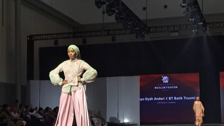 68 Finalis Miss Grand Internasional Tampil Berhijab di Jakarta Muslim Fashion Week 2023