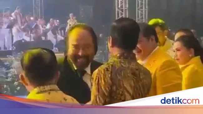 Narasi Jokowi 'Ogah Dipeluk' Dibantah Surya Paloh