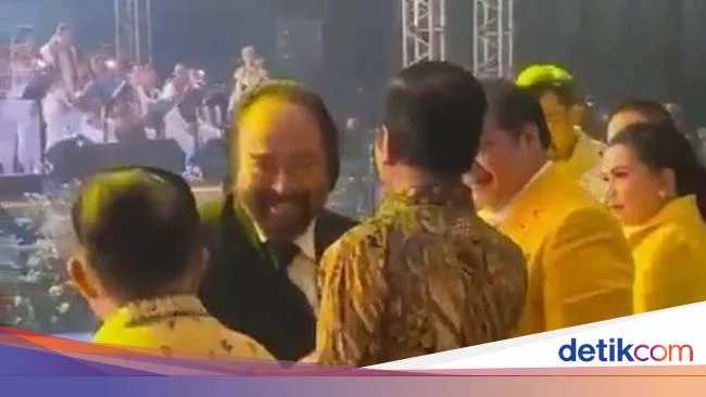 Ini Gestur Jokowi yang Diviralkan Ogah Dipeluk Surya Paloh
