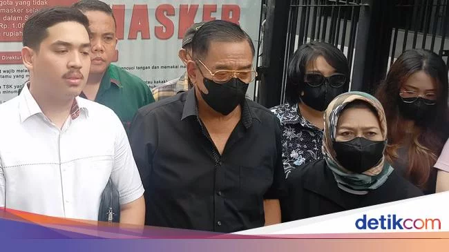 Tangis Purnawirawan Jenderal Ayah Eks Anak Buah Irjen Teddy Minahasa