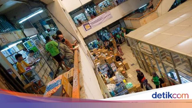 Pedagang Pasar Pramuka Merana di Tengah Larangan Jual Obat Sirup