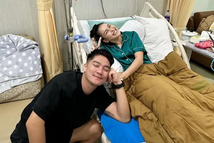 So sweet! Boy William genggam tangan Ayu Ting-Ting saat jenguk di rumah sakit, netizen doakan mereka berjodoh