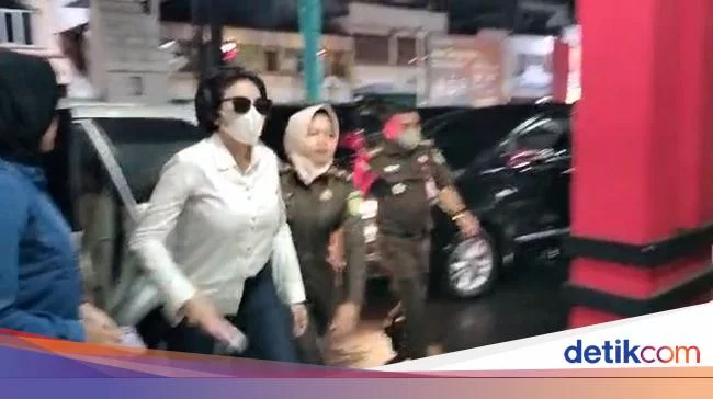 Nikita Mirzani Rogoh Puluhan Juta Buat Makan Pizza di Penjara