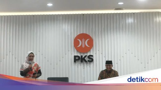 Anies dan Presiden PKS Berbalas Pantun soal Aher