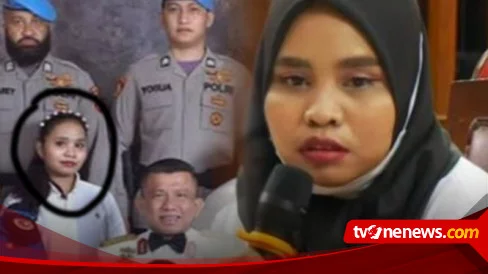 Wow, Mendadak Pakai Kerudung, Susi ART Ferdy Sambo Pakai Handsfree dan Ada yang Mengarahkan Jawaban?