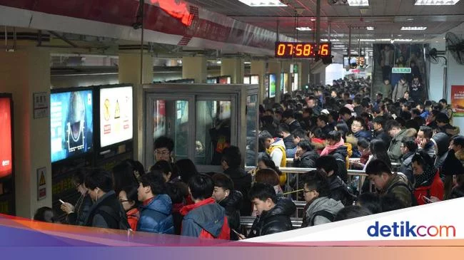 Pasca Tragedi Itaewon, Warga Seoul Gelisah Lihat Kepadatan di Kereta