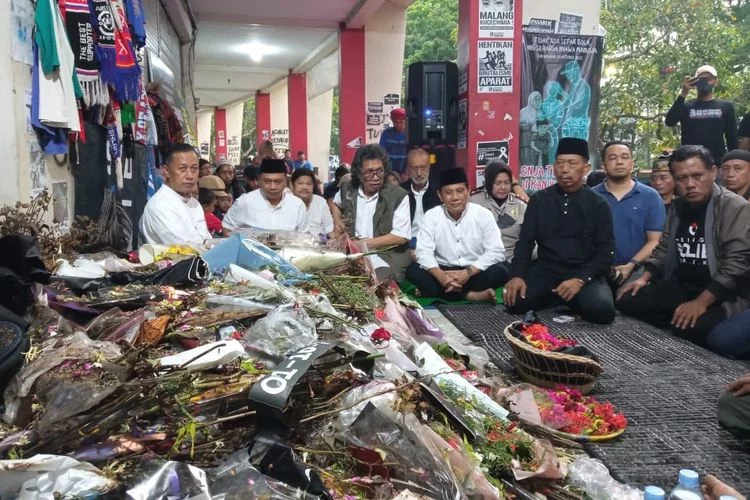 Mbah Nun: Ini Tragedi Negara, Ajak Aremania Mengadu ke Mahkamah HAM Internasional