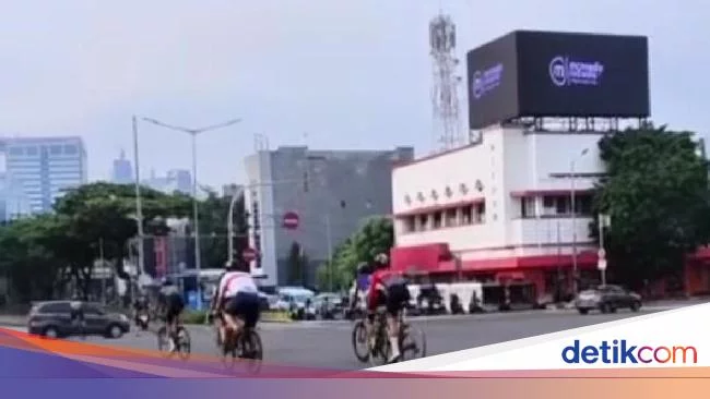 Mobil vs Road Bike di Harmoni, Pesepeda Diminta Berhenti saat Lampu Merah