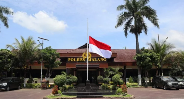 Peringati 40 Hari Peristiwa Kanjuruhan, Polres Malang Kibarkan Bendera Setengah Tiang