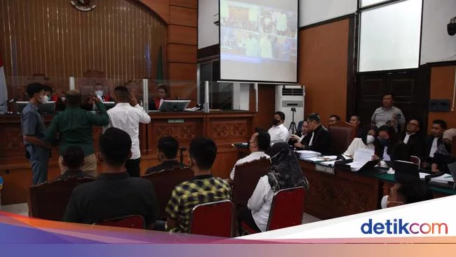 Terkuak Grup WA Khusus ART dan Ajudan Sambo tapi Susi Tak Diajak