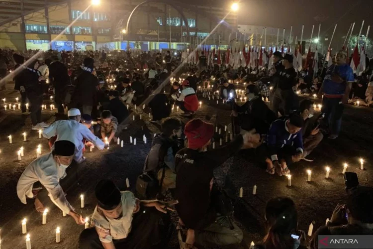 40 Hari Peristiwa Tragedi Kanjuruhan, Pemain Arema Berdoa di Depan Pintu 13 Stadion
