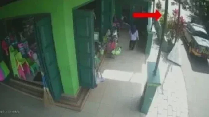 Mobil Patroli Polisi Tabrak Lari Warga di Parepare, Peristiwa Terekam CCTV!