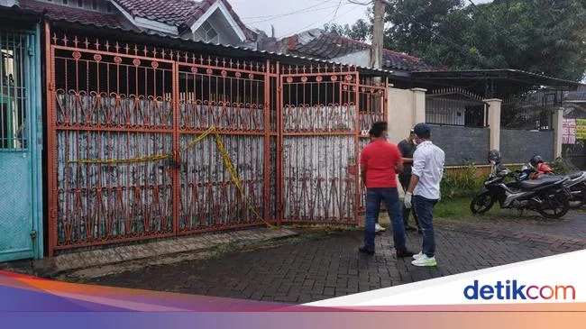 Ketua RT Sebut Polisi Bawa Dokumen dari Rumah Sekeluarga Tewas 'Mengering'