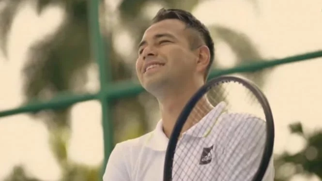 Jadi Juara di Tiba Tiba Tenis, Momen Raffi Ahmad Hampiri Hingga Cium Kening Buah Hati Desta