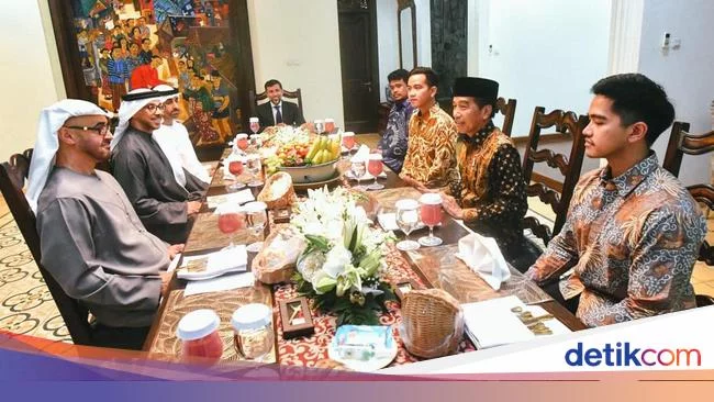 Jokowi Makan Bareng MBZ Usai Resmikan Masjid, Ada Gibran-Kaesang-Bobby