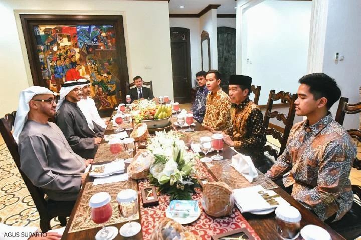 Jokowi, Gibran, Kaesang, hingga Bobby Jamu MBZ Makan Siang di Solo