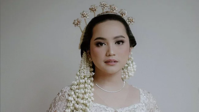 Resmi Menikah, Rachel Amanda Pakai Busana Pengantin Jawa Serba Putih dengan Makeup Natural
