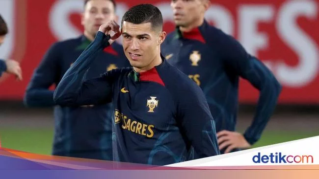 Ronaldo Cengkeram Joao Cancelo di Sesi Latihan Portugal