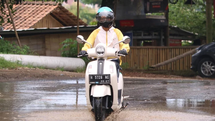 Jangan Gegabah, Ini Tips Menerjang Genangan Air Saat Mengendarai Sepeda Motor