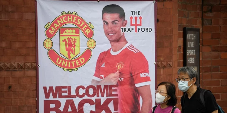 Manchester United Turunkan Mural Cristiano Ronaldo di Old Trafford