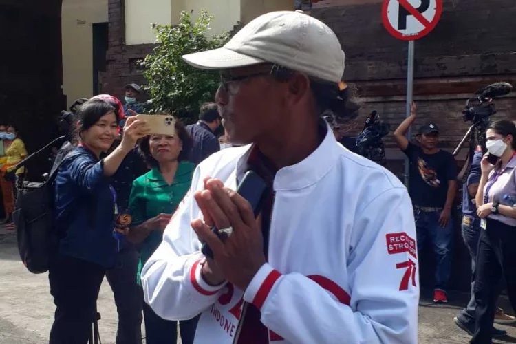 Kunjungi Pasar Badung, Warga Abiantimbul Dapat Jaket dari Jokowi