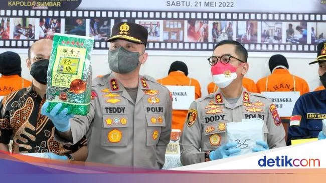 'Kuncian' Linda ke Irjen Teddy Minahasa soal Chat Bahas Narkoba