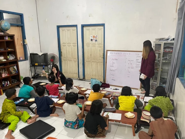 Mahasiswa UC Ajak Anak-anak Belajar Bahasa Internasional