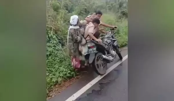 Polisi Selidiki Video Viral Pelajar Tendang Nenek-nenek