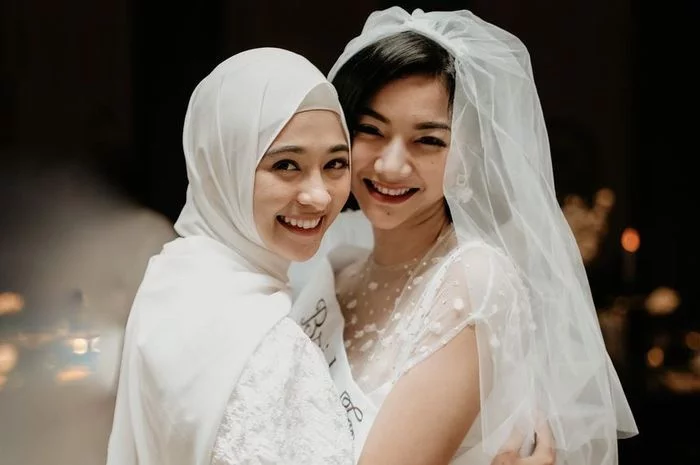 Poppy Bunga Hadiri Pernikahan Glenca Chysara, Tampil Memukau Bak Model Cover Majalah Muslimah!