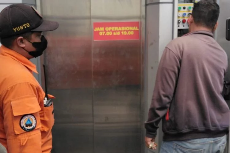 Sehari, Dua Kali Peristiwa Orang Terjebak dalam Lift di Surabaya