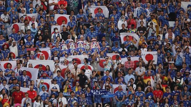 Fans Jepang Bersih-bersih Stadion Usai Pesta Gila Menang atas Jerman