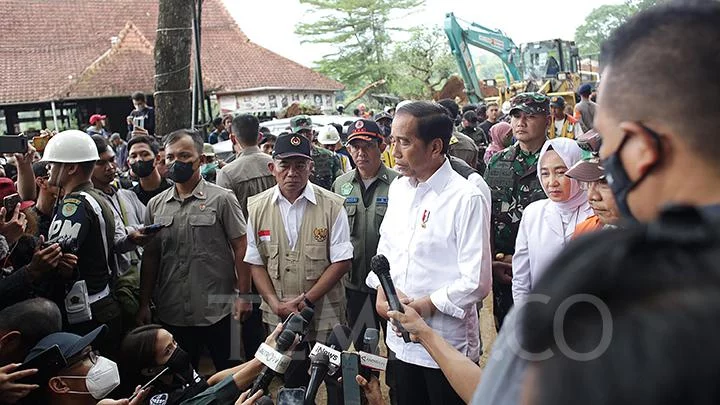 Usai Vaksinasi Booster Kedua, Jokowi Langsung Tinjau Lokasi Gempa Cianjur