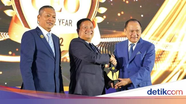 Dirut PT PNM Raih Penghargaan CEO Of The Year 2022