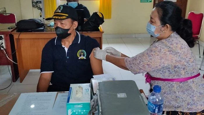 Vaksin Booster Kedua untuk Lansia di Denpasar Dimulai, Sasaran 40 Ribu Orang - Tribun-bali.com