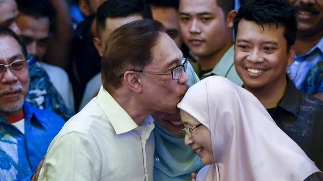 Setia Bela Suami saat Dibui, Siapa Wan Azizah Istri PM Anwar Ibrahim?