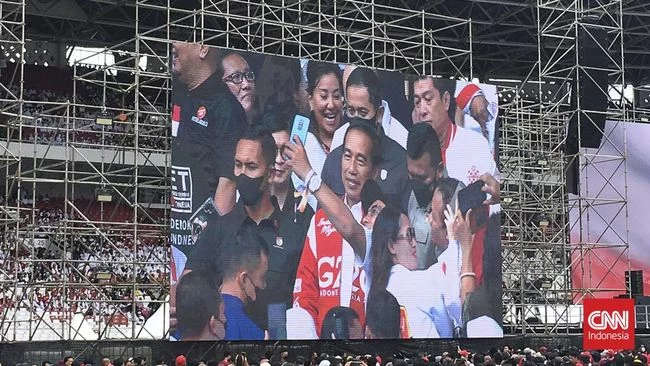 Jokowi Hadiri Silaturahmi Relawan di GBK, 'Diserbu' Selfie