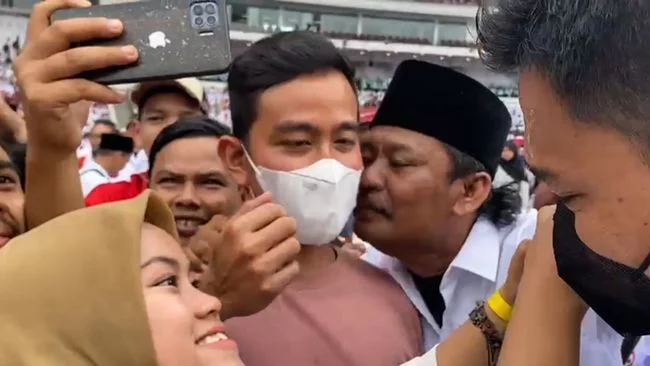 Pipi Gibran Dicium Bapak-bapak Berkumis di Acara Relawan Jokowi GBK