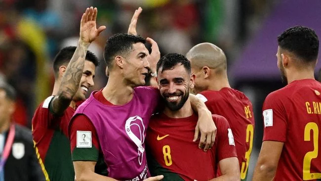 FOTO: Senyum Bahagia Ronaldo dan Fernandes Antar Portugal ke 16 Besar