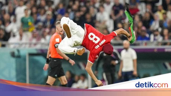 Suporter Salto di Lapangan Bawa Bendera Palestina