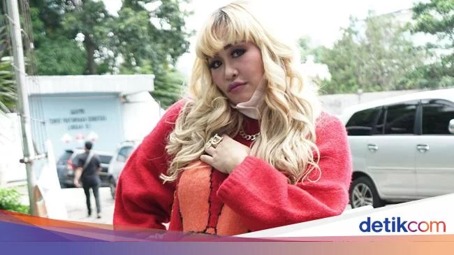 Sensasi Pinkan Mambo: Senggol Artis Terkenal Demi Cuan Berujung Permintaan Maaf