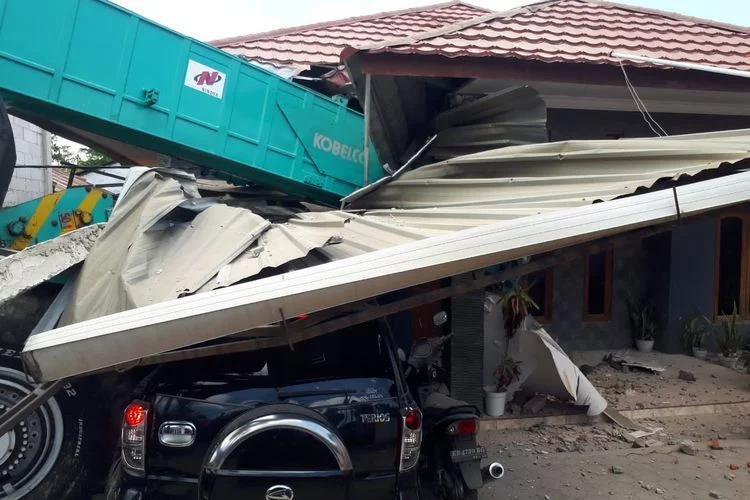Peristiwa Mobil Crane Tabrak Rumah Warga di Labuan Bajo, Korban Terus Perjuangkan Keadilan