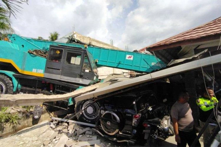 Peristiwa Mobil Crane Tabrak Rumah Warga, Korban Terus Perjuangkan Keadilan - Victory News Manggarai Barat