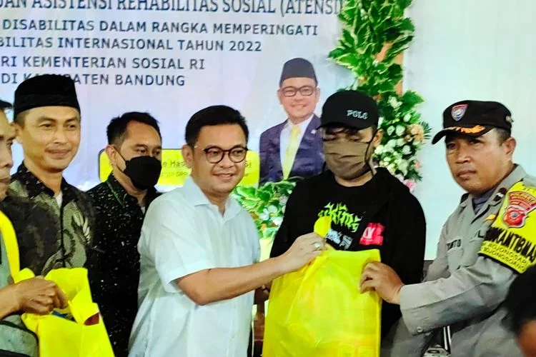 Peringatan Hari Disabilitas Internasional 2022, Ace Hasan Bagi Sembako dan Alat Bantu Penyandang Disabilitas