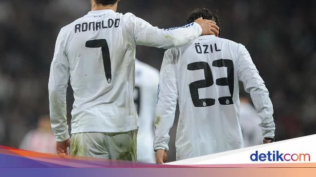 Oezil Anggap Para Pengkritik Ronaldo Cuma Numpang Tenar